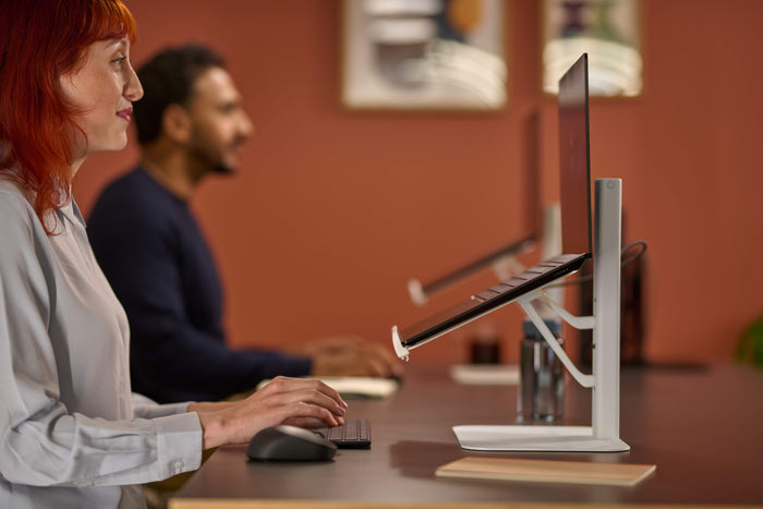 The Hidden Challenges of Hybrid Work: What 233 Professionals Told Us About Their Laptop Struggles