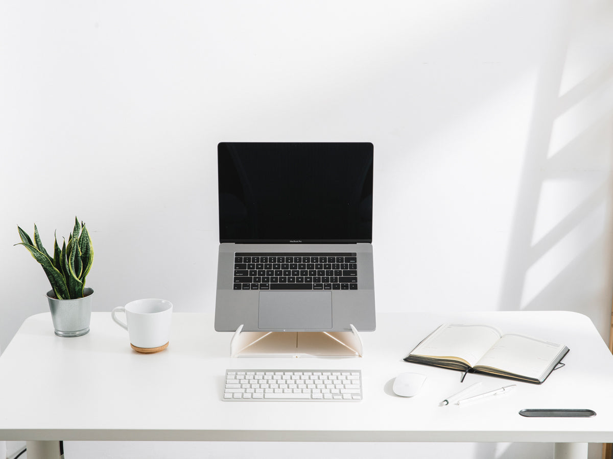 10 Minimalist Desk Setup Ideas | CBS – Colebrook Bosson Saunders